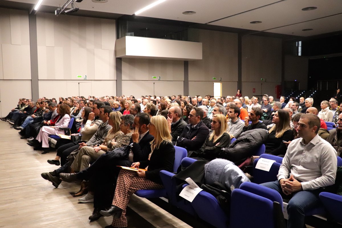 Democrates_and's tweet photo. 🟠El Congrés Extraordinari celebrat aquesta nit, i que ha comptat amb l'assistència de més de 250 persones, ens ha permès validar les candidatures per a les Eleccions Comunals del 17 de desembre
💪Serem presents a les 7 parròquies, fet que demostra la nostra força com a partit https://t.co/82LJjsCrkZ