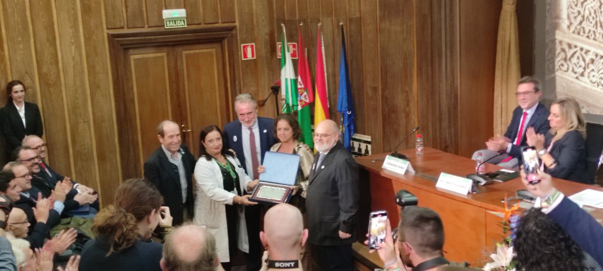 Javier Cano (@fjcanogarcia) on Twitter photo La consejera <a href="/LinaGarcia_AND/">Catalina García</a> comparte su premio como personalidad del 2023 en el #XXXIICongresoAAD <a href="/AndaluciaDOLOR/">Asociación Andaluza del Dolor</a> con los también premiados <a href="/lmtorres53/">Luis M Torres</a> y <a href="/CobosRomana/">Rafael Cobos Romana</a>, y con <a href="/VelazquezIg/">Ignacio Velázquez</a>, tres grandes impulsores del dolor en Andalucía. La consejera <a href="/LinaGarcia_AND/">Catalina García</a> comparte su premio como personalidad del 2023 en el #XXXIICongresoAAD <a href="/AndaluciaDOLOR/">Asociación Andaluza del Dolor</a> con los también premiados <a href="/lmtorres53/">Luis M Torres</a> y <a href="/CobosRomana/">Rafael Cobos Romana</a>, y con <a href="/VelazquezIg/">Ignacio Velázquez</a>, tres grandes impulsores del dolor en Andalucía.
