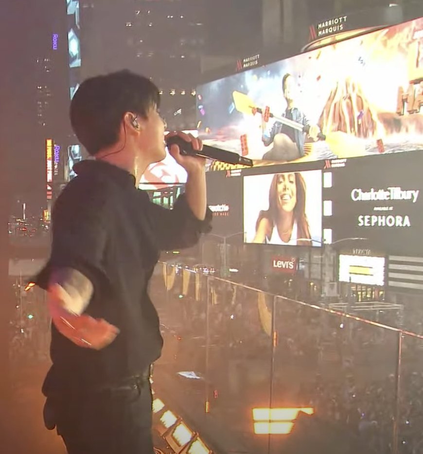 kthpjmuse's tweet photo. dois eventos que vão ficar marcados na vida do army: jhope no lollapalooza e jungkook promovendo golden na time square https://t.co/VxfqZMXP7P