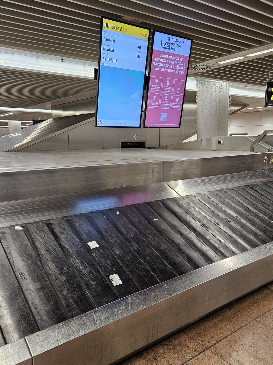 gotenl's tweet photo. Halfuur geland en nog geen bagage. Brussels third world country. @BrusselsAirport https://t.co/9D6QP5umnn