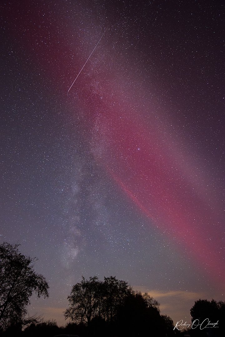 RClery1's tweet photo. A Steve the milky way and a meteor in a single exposure. Captured during Sunday nights #Aurora 5/11/23 what a show it was. https://t.co/RMeDbB899q