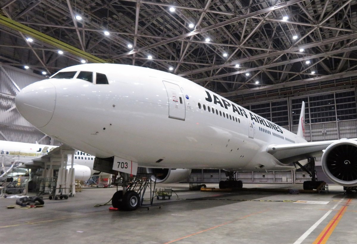 JAL_Official_jp's tweet photo. どうも���JALの中の人です|･ω･)ﾉおはじゃる

格納庫で休憩している
#ボーイング777_200ER 型機✈️

最終運航日まであとわずか…(　ﾟдﾟ)ﾊﾔｲ

11月12日のラストフライトでは、
各空港で横断幕を持ってお見送りします👋😭

#ありがとう✨
#JA703J https://t.co/kT8w99PBW9
