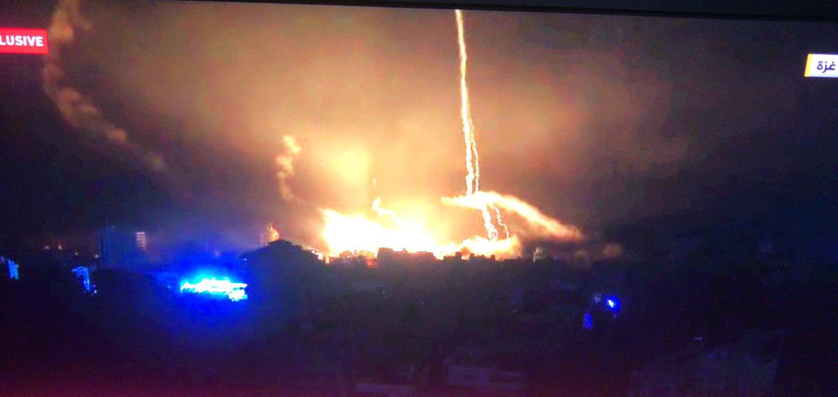 في خبر دلوقتي إن مستشفي الرنتيسي للأطفال بتنضرب بالفسفور 
ياجماعة مرة واتنين وعشرة، الحرب مش تريند 
ياريت منبطلش نتكلم ولا نبطل نكتب عنهم
الوضع هناك بيزداد صعوبة، الوقت هناك كئيب، وبيمر ببطئ، كل الادوات والمنتجات بتخلص، والمساعدات اللي بتدخل مبتساعدش ٥٪ من المطلوب، ندعي ونتكلم