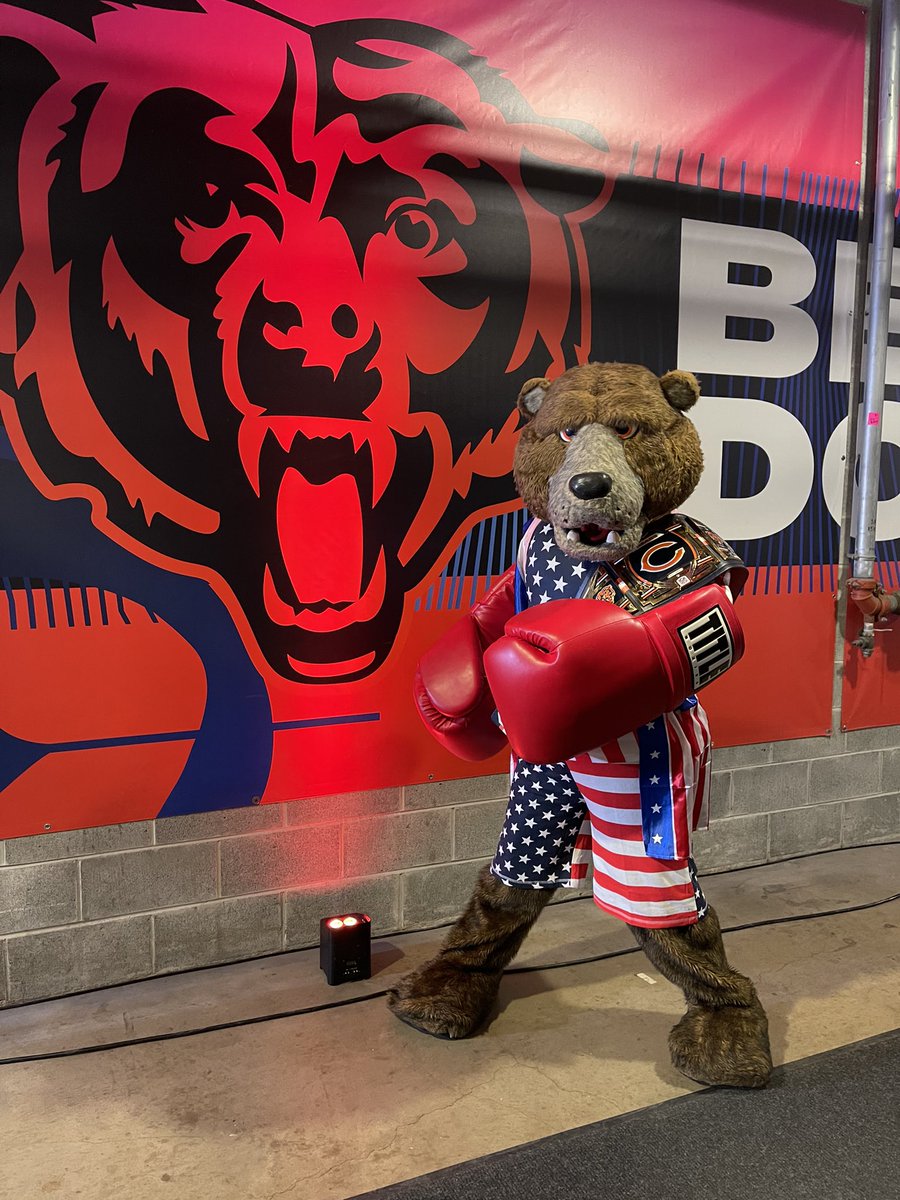 Who’s ready for a Thursday night throwdown?🐻⬇️🥊 #TNF #PanthersVsBears @ChicagoBears