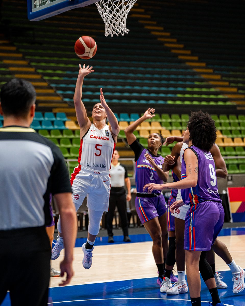 CanBball's tweet image. Kia Nurse leading the way in this opening half for 🇨🇦with a team-high 10 points on 4-9 FG 😤

#POQT #SWNT