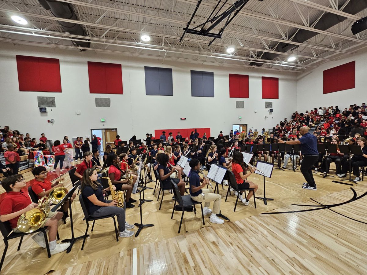 HCPS_YorkMagnet's tweet image. Our Admirals honored Veterans today in an assembly that included patriotic performances &amp;amp; readings. Our students strive to create a more compassionate &amp;amp; peaceful world- We are thankful for the Armed Forces for the example they provide! #WeAreMagnet  @SDHCMagnet @HillsboroughSch