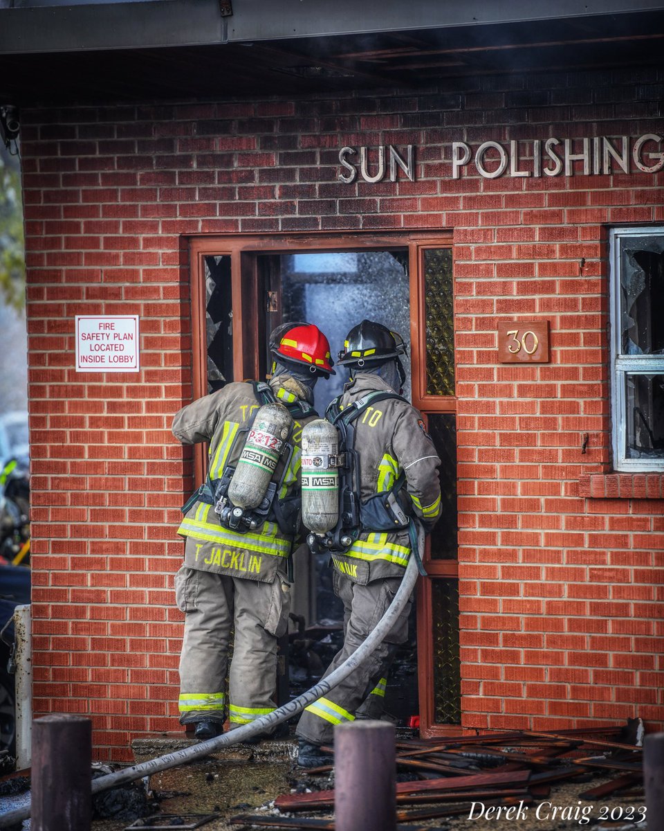 #Toronto Firefighters on scene of a 5 alarm industrial fire at a Chrome shop in the west end this morning. The fire was contained to one building and no injuries were reported @TPFFA @Toronto_Fire