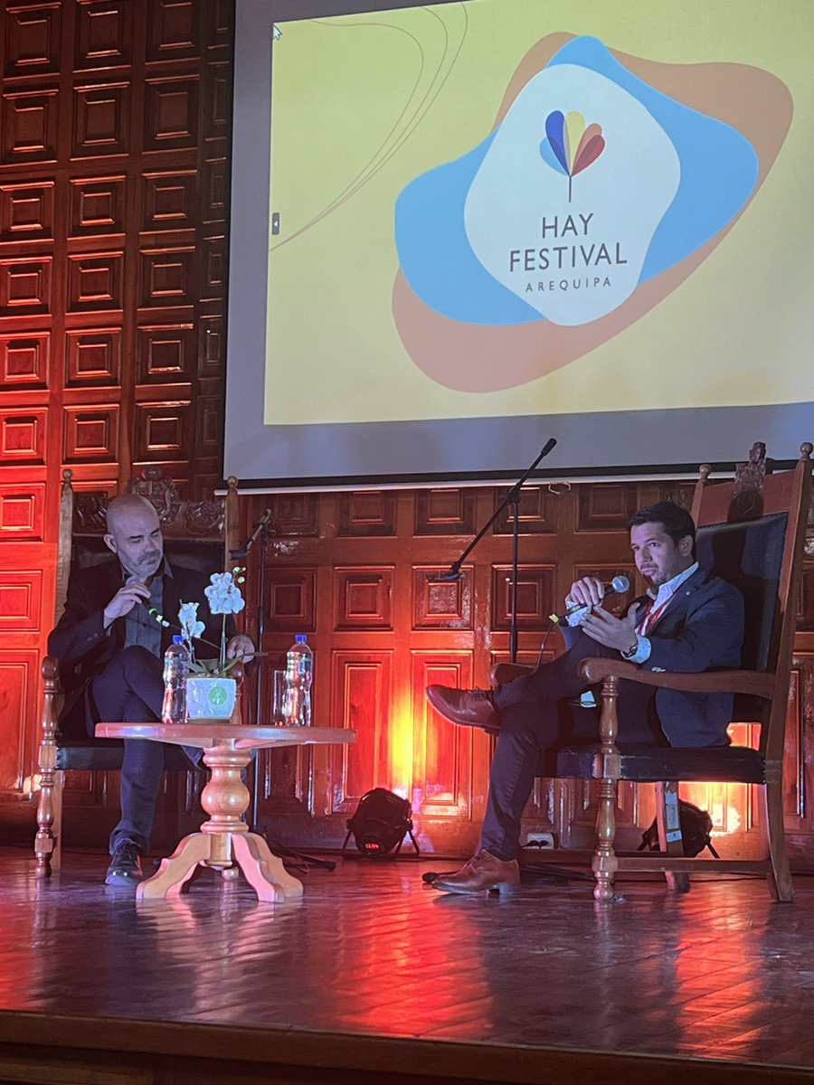 "Es muy importante poder hablar de todo, que no es lo mismo que decir cualquier cosa": <a href="/eduardosacheri/">Eduardo Sacheri</a> en el #HayArequipa23 <a href="/hayfestival_esp/">Hay Festival Esp</a> <a href="/hayfestival/">Hay Festival</a> <a href="/recisneros/">Renato Cisneros</a>