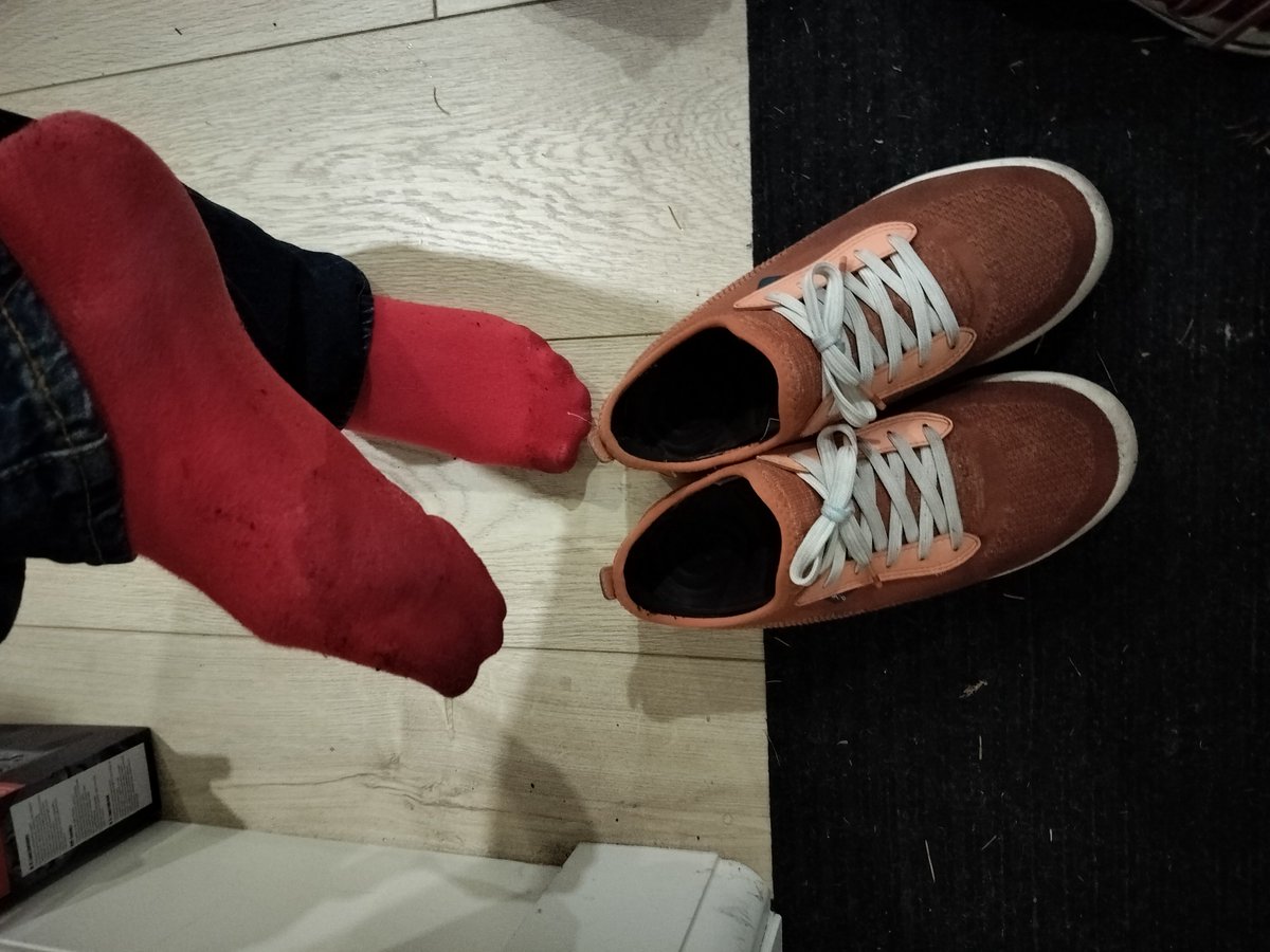 LycanB64's tweet photo. @VessiFootwear did I get kicked out of the dry socks club after just two months?! Right at the start of fall in Raincouver, and I only got them in July 😭😭😭 https://t.co/vHQG0giCON