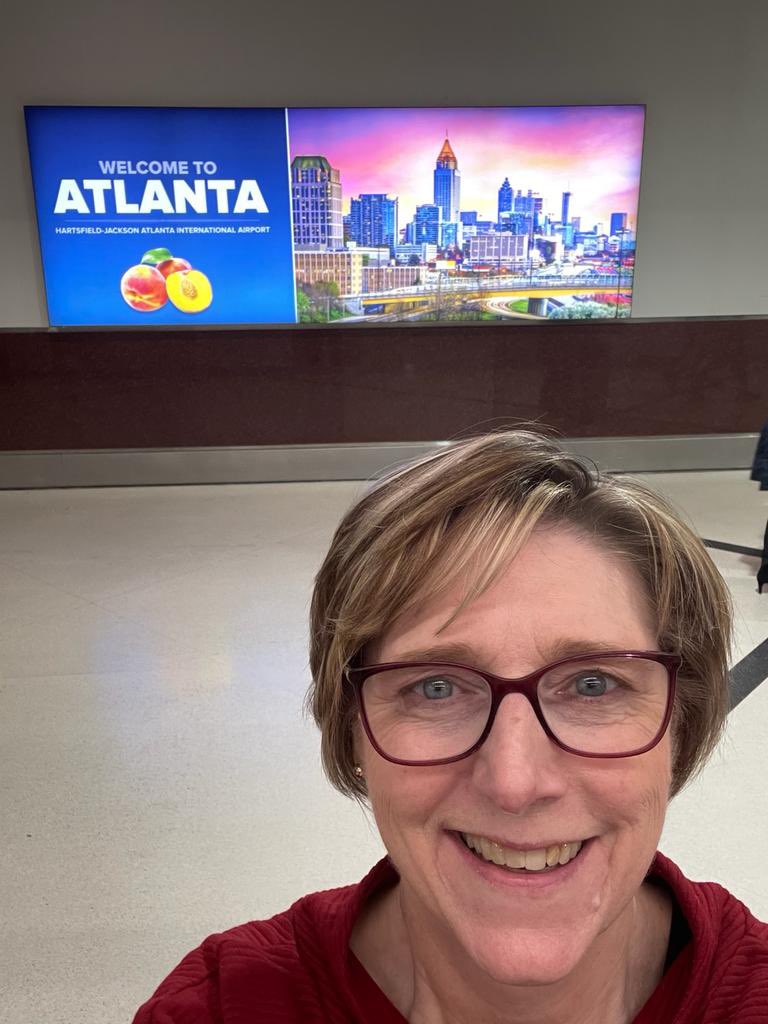 ¡Llegué emocionada a Atlanta, Georgia, para la graduación de un entrenamiento militar que cuenta con miembros de las <a href="/FFAAHN/">Fuerzas Armadas de Honduras</a> 🇭🇳 en Fort Moore! Largo día de viaje pero para felicitar a los militares hondureños siempre vale la pena. 🎓