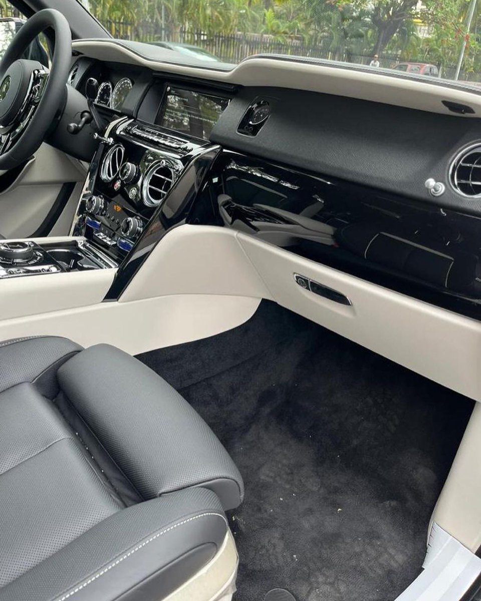 CarHub187's tweet image. Rolls Royce
Model: Culinan
Année : 2023 
Automatique
Démarrage à bouton
Siège en cuire
Toit panoramique
Localisation : Yaounde 
Prix : 420.000.000f
Tel: 697489605( Whatsap)