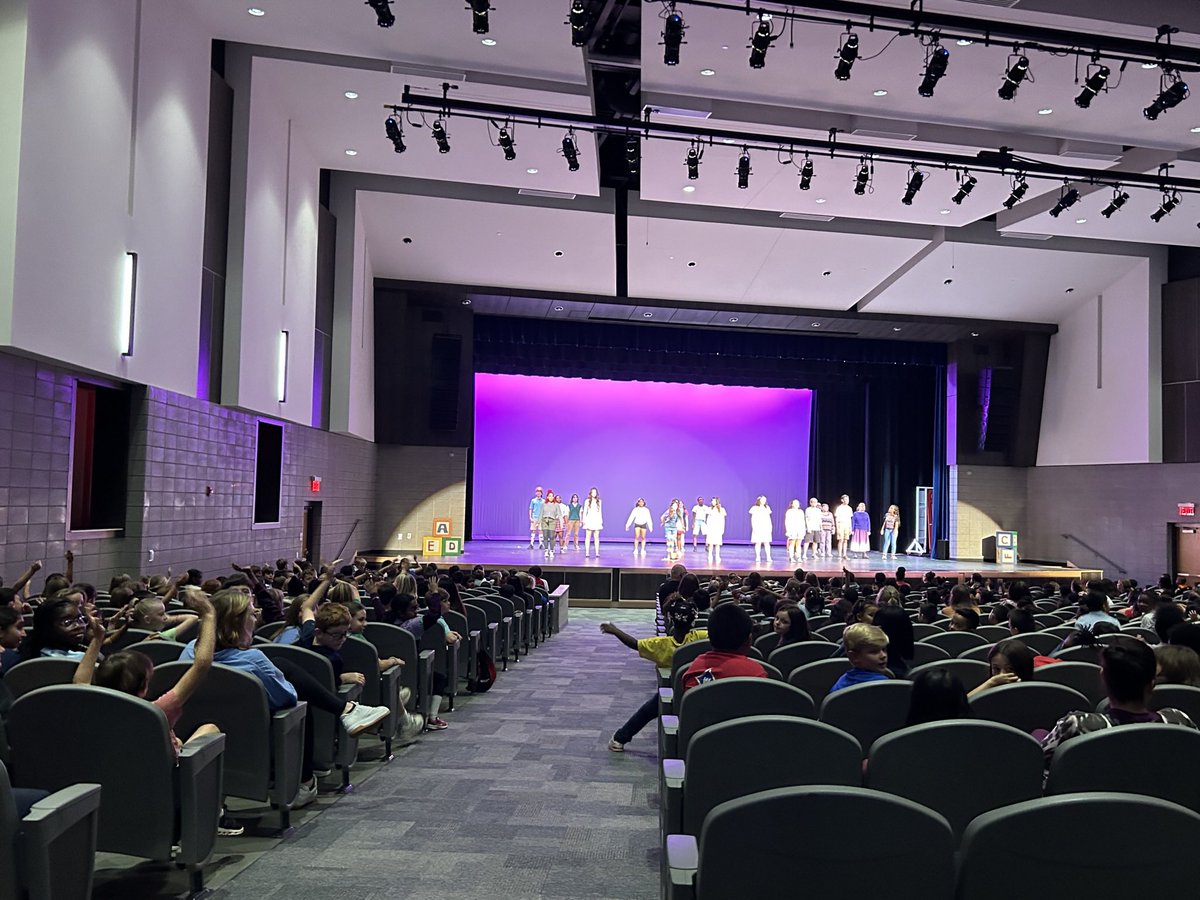 A packed house at @Chssparta for field trip performances of Junie B. Jones The Musical JR! Funny scenes with great acting led to lots of laughs and applause. 😂 Awesome job, Mrs. Williams, Ms. Coleman, and Campbell Drama! #junieb @ALDCOBB1