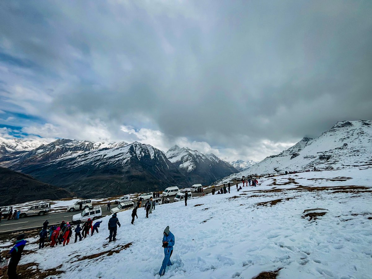 tejasfoferkar's tweet photo. Chasing peaks🏔️
Shot on - #iphone15 @apple
#snow #manali #rohtang #rohtangpass #rohtangpass_manali #manali #himachalpradesh #manalidiaries #manalitrip #shotoniphone #iphonography #iphoneshot #apple #iphonephotography #mobilephotography #mobigrapher #mobigraphy https://t.co/0hg6KrmCWa