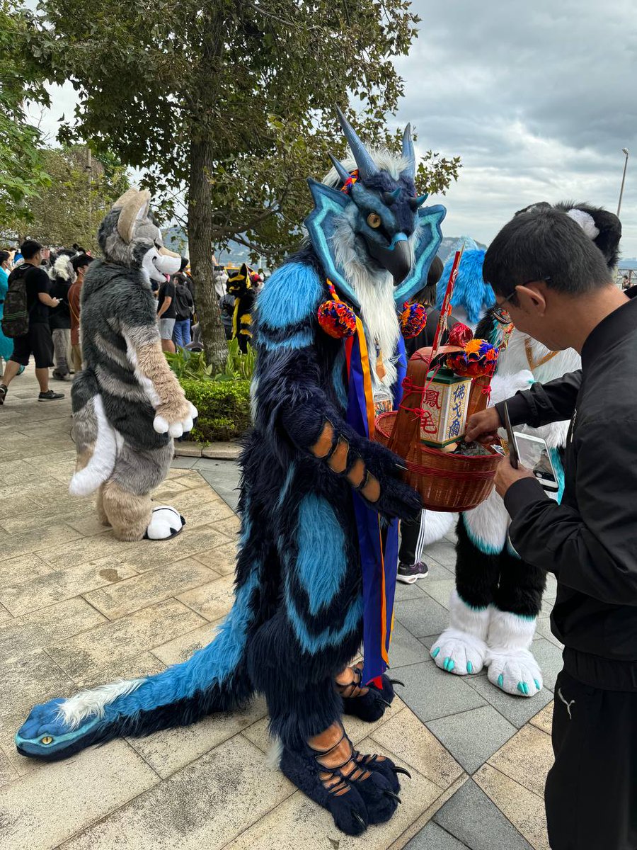 Who wants candy?

✂️︰<a href="/BeastFantasia/">Beast Fantasia Studio</a>

#FursuitFriday 
#Fursuit
#Infurnity2023