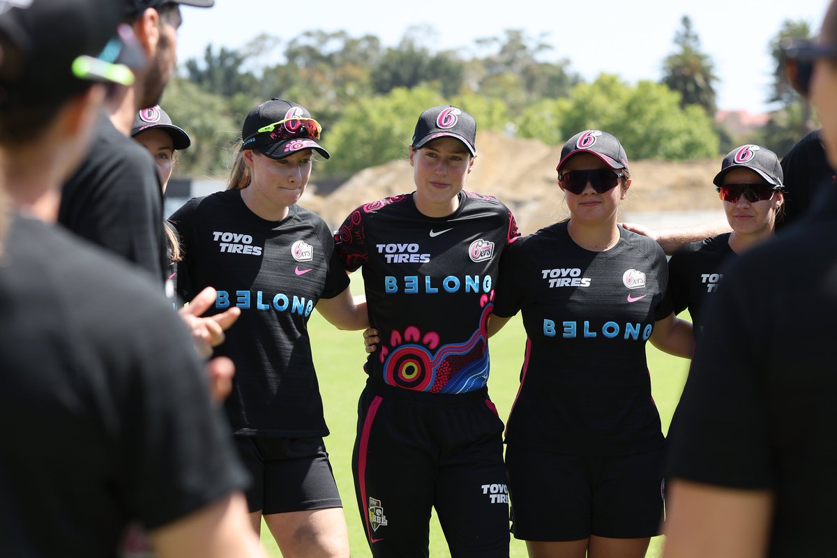 Our First Nations shirt this season, has been
designed by prominent artist and proud Wiradjuri
woman, Lua Pellegrini and tells the story of the Sixers
club and community.

Learn more about our kit via sydneysixers.com.au/news/3776056/f…

#WBBL09 #LIKEASIXER