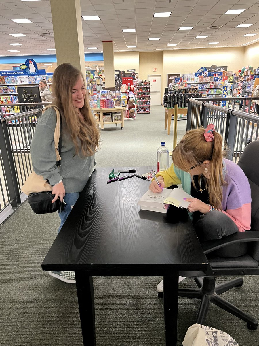 heathinrealtime's tweet image. book-specific signature lattes for the signing? i love 💕 ali is so sweet + we loved getting to thank her for her books! so excited to dive into this one. yes, even if it’s about chess.. : ) #checkandmate #alihazelwood
