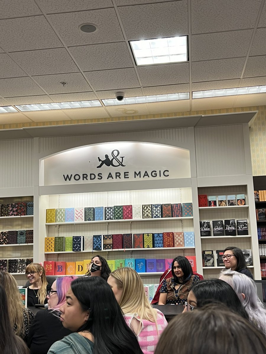 heathinrealtime's tweet image. book-specific signature lattes for the signing? i love 💕 ali is so sweet + we loved getting to thank her for her books! so excited to dive into this one. yes, even if it’s about chess.. : ) #checkandmate #alihazelwood