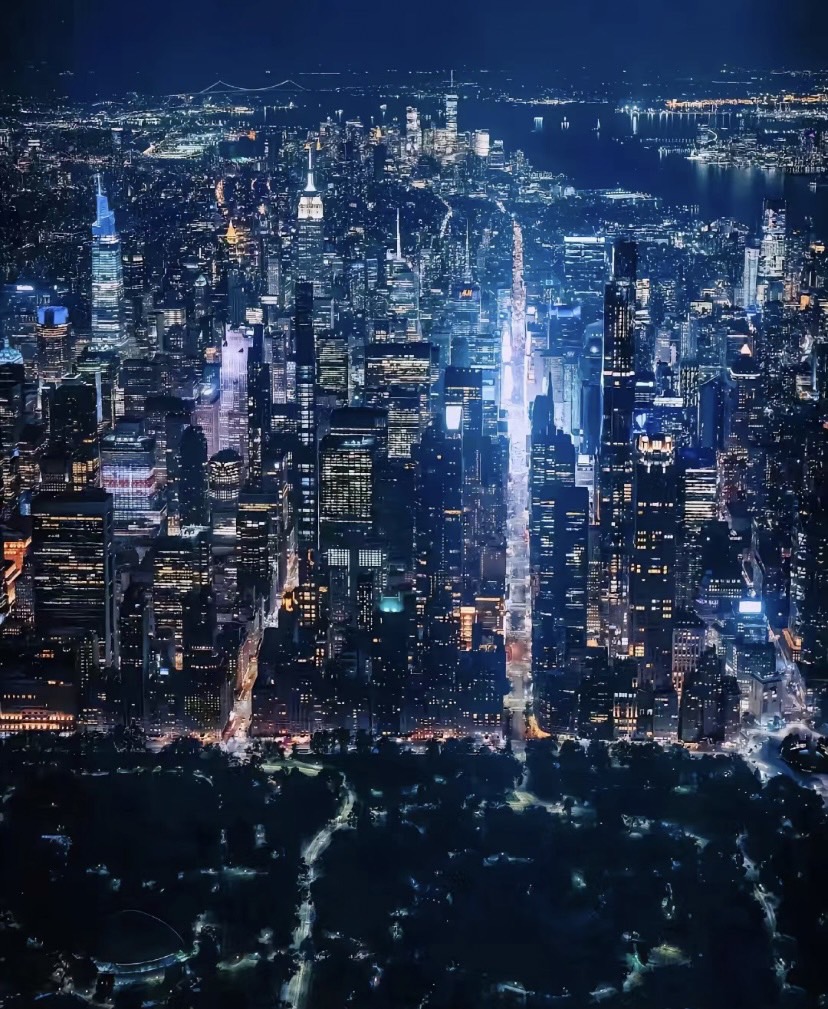 arrapot18's tweet image. I enjoyed standing high above the streets of New York, seeing the neat avenues and tall buildings, and feeling the lights of Manhattan at nightfall #United States of America #United States of America