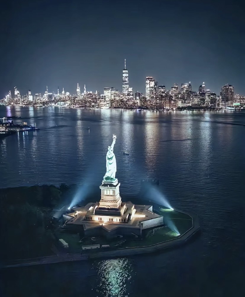 arrapot18's tweet image. I enjoyed standing high above the streets of New York, seeing the neat avenues and tall buildings, and feeling the lights of Manhattan at nightfall #United States of America #United States of America