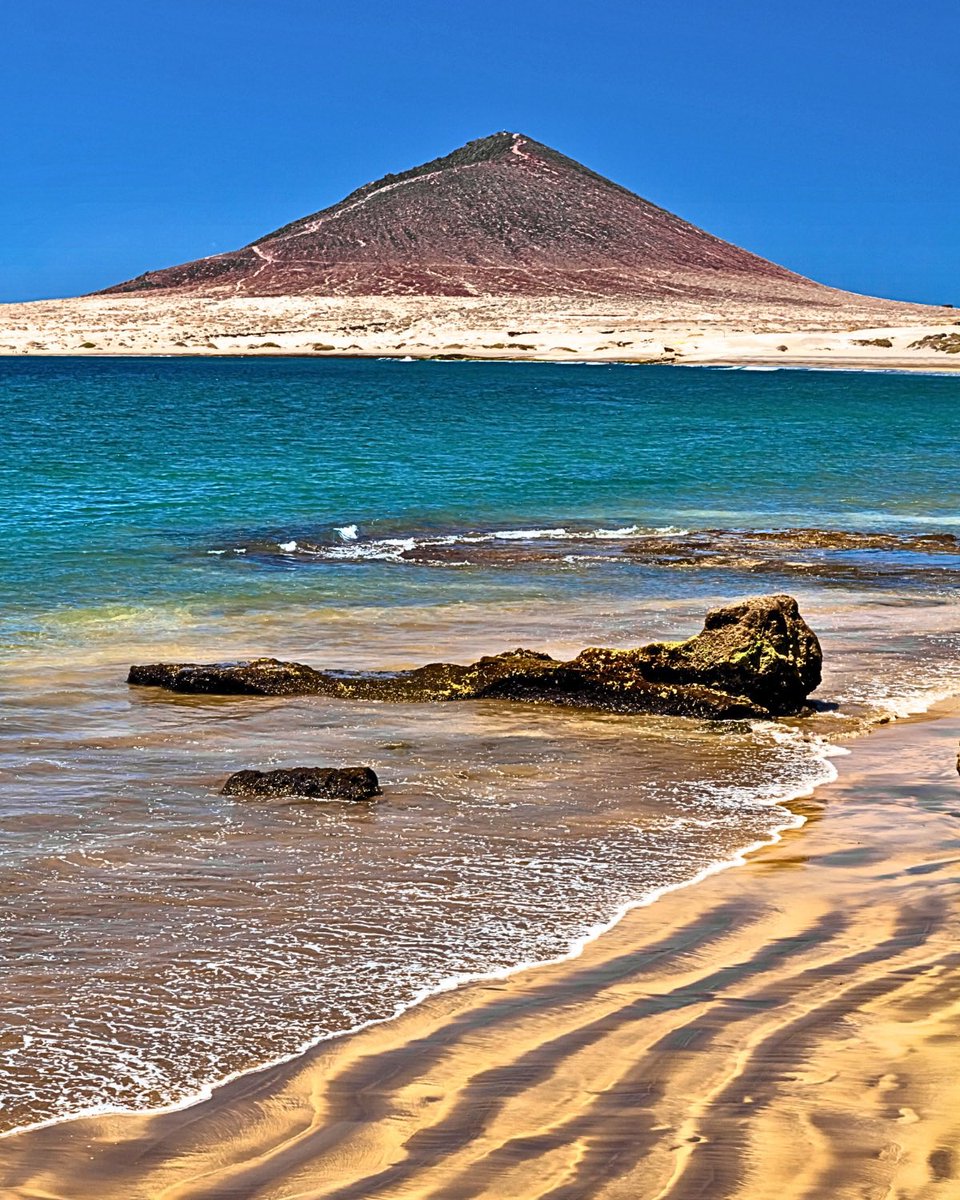 La Montaña Roja: Guardián de las Arenas Doradas del Médano 🏖️🌋 #ElMédano #Tenerife #PlayasCanarias #MontañaRoja