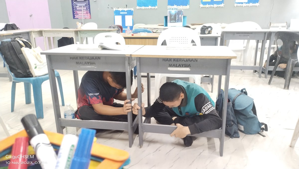 cikguohsem's tweet photo. Latihan kecemasan lagi...

#cikguohsem https://t.co/YWHYlwnjKN