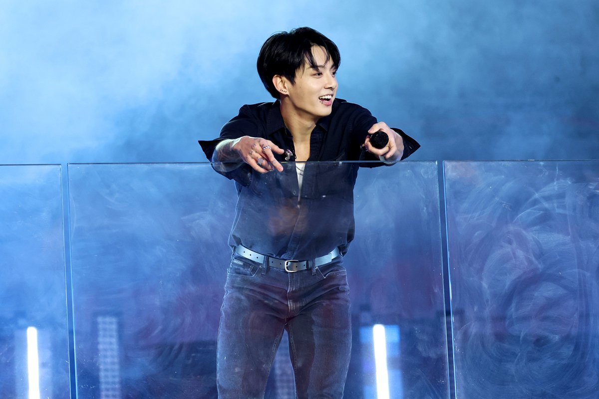 etnow's tweet photo. Jung Kook performs live at TSX Entertainment in Times Square in New York City. https://t.co/g07TveoYbk