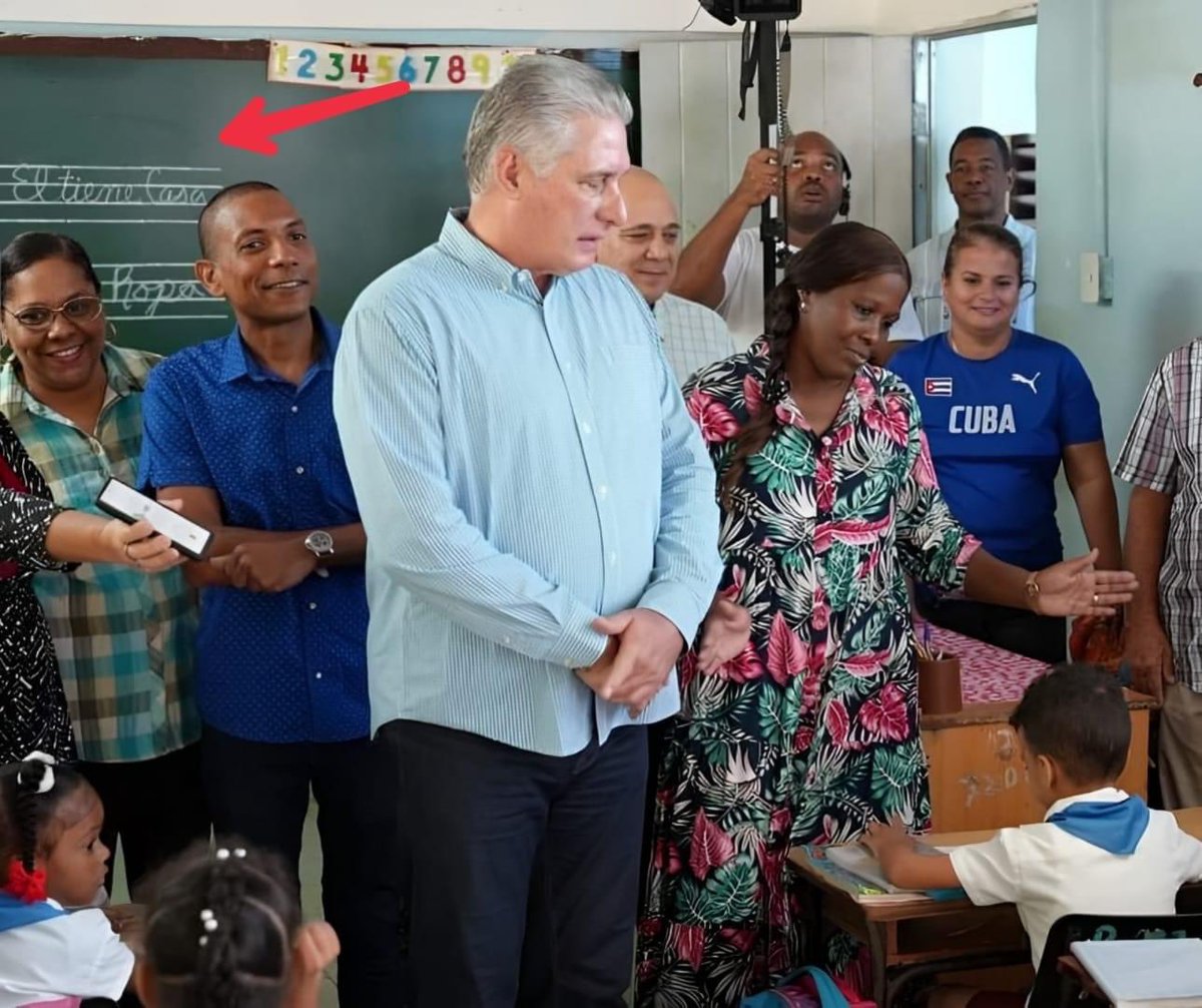 Es evidente que la maestra aclaró algunas dudas antes de que llegara el visitante.😏
#DiazCanelSinGao
#CubaEstadoFallido