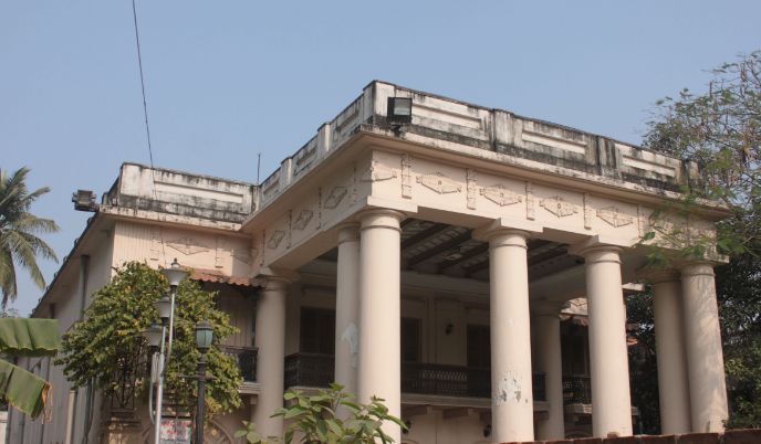 RupakChatto's tweet photo. Maharaja Nabakrishna Deb (1733–97) established the Shobhabazar Rajbari complex from 1755 onwards. The first palace (on the right) by his adopted son Raja Radhakanta Deb. A second one called Choto Rajbari was built forhis biological son Raja Rajkrishna who was born late in life. https://t.co/bedjGmkzQb