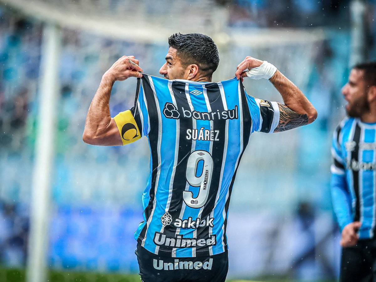 É CRAQUE DEMAIS

Luis Suárez pelo Grêmio:

49 jogos
26 gols (3 hoje)
16 assistências

28 jogos, 14 gols e 10 assistências (líder no quesito) no Brasileirão