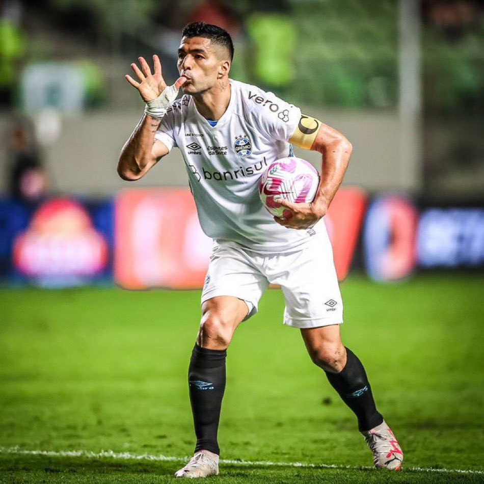 LUIS ALBERTO SUÁREZ.
Que barbaridad!!! Tremendo lo del delantero uruguayo.
Perdía 3-1 Gremio ante Botafogo en Río de Janeiro, en 20 minutos el “9” hizo 3 goles para que su equipo ahora gane 4-3.
INOXIDABLE!