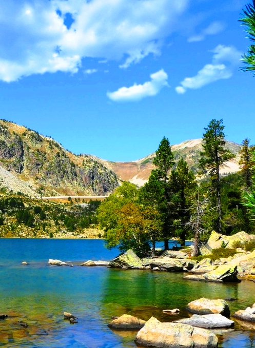 Lac d'Orédon in Hautes-Pyrénées, France  🇫🇷
