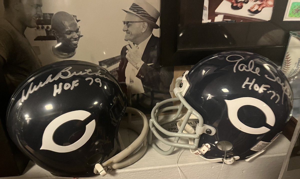 NixtoWitt's tweet photo. Two Random autographs from my collection. Dick Butkus and Gale Sayers. Two Chicago Bears legends.
#Autograph #Icollectautographs #Bears #Legends @ChicagoBears @ProFootballHOF #HOF #KansasComet #MonsteroftheMidway https://t.co/BrIrPI7zFj