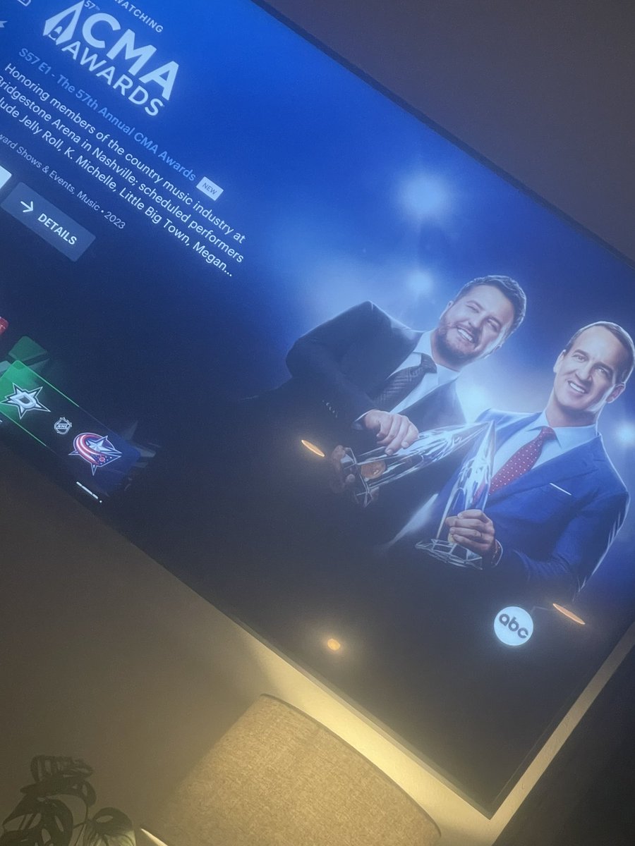 HallEsq's tweet photo. Okay but why does this look like they're touching tips..

#CMAAwards2023 #cma #hulu https://t.co/qKBCaf0Bxd