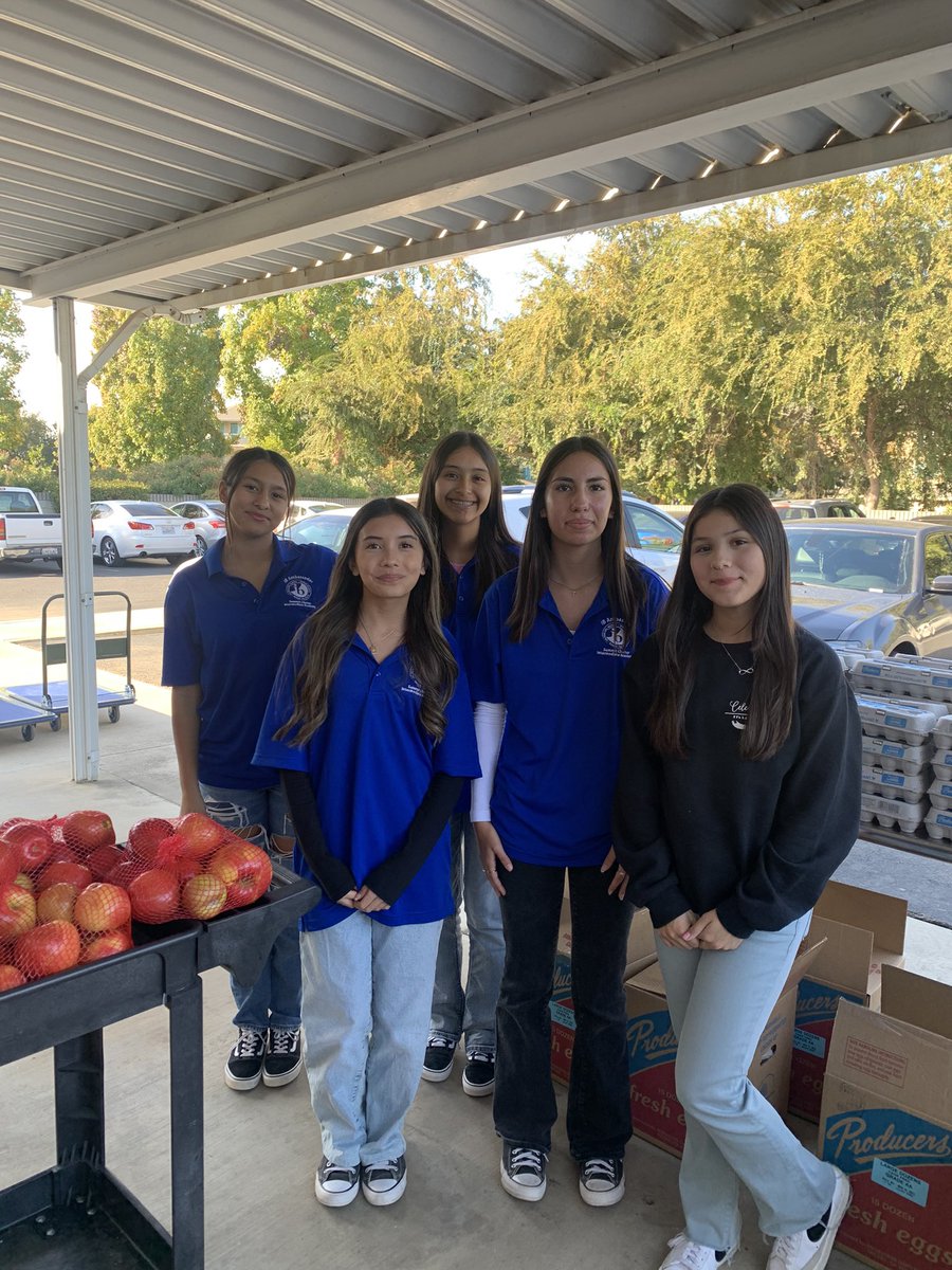 jenlsanders's tweet photo. So proud of our IB Ambassadors for serving Burton families in need at the Food Distribution. #ibmyp #ibserviceasaction #RISEUP #BurtonExperience #sciaibambassadors @SCIABEARS @BurtonSchools @IBinBSD https://t.co/QOD9r2zF3E