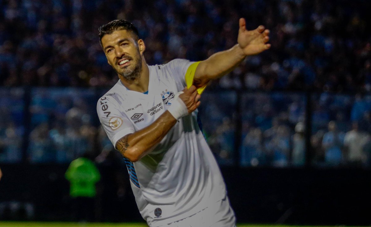 ⭐ LUIS SUÁREZ SUBE AL TRICOLOR A LA CIMA

👏 Gremio perdía 3-1 ante Botafogo hasta que apareció el uruguayo y puso el 4-3 definitivo

⚽⚽⚽🔥🇺🇾 HAT TRICK DEL PISTOLERO y uno de Everton Galdino
⚽ Diego Costa, Junior Santos y Marlon Freitas

🔝 Con este resultado, ambos (junto a