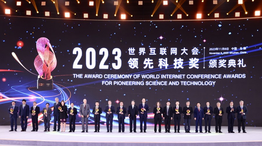 XHNews's tweet photo. At the national level, China will promote deeper integration of the digital and real economies, and support small and medium-sized enterprises in speeding up transformation #Xinhuaheadlines https://t.co/ptfFFh7PLw https://t.co/aN3BspM1d3