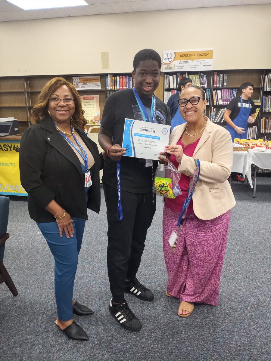 SNikkiVaughan's tweet image. Celebrations of learning for the 1st 9 weeks of school. Lunch time games, golf, puzzles, frito pies &amp;amp; juice (provided by Chef Green @MustangCulinary). Way to go Mustang Scholars! #myAldine @luludeanda