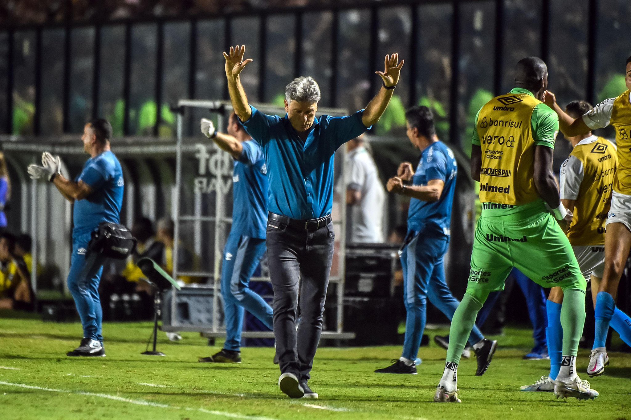 Dois Jogadores Futebol Num Duelo Jogadores Futebol Adulto Jogo Competição  fotos, imagens de © matimix #547225640