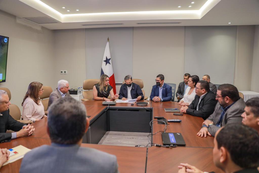 COMUNICADO

Nuestro gobierno ha sido, es y será de puertas abiertas al diálogo y a la búsqueda de soluciones. 

#TrabajandoPorPanamá🇵🇦