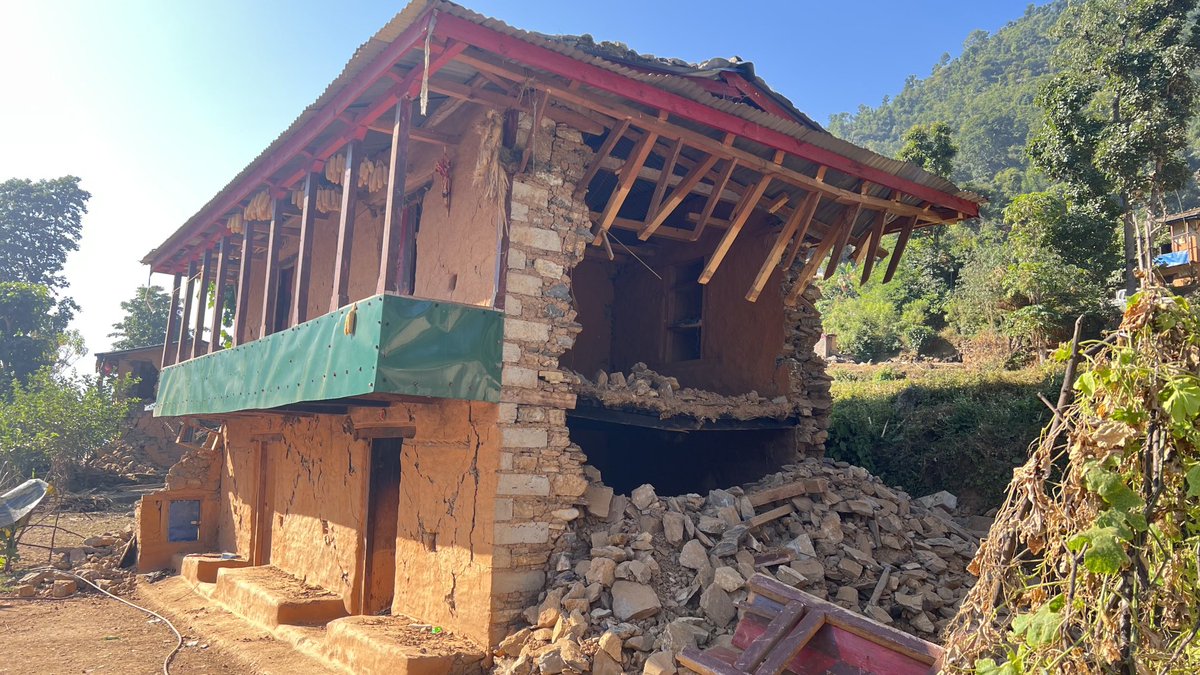 grpokharel's tweet image. ७२को भुकम्पपछि शहरी विकास मन्त्रालय,प्रदेश र स्थानीय सरकारले सिकर्मी डकर्मीको तालिममा घरको गार्हो लगाउदा नस(पेटी) कस्न सिकाएको भए ६ महिना अगाडि १५ लाख र धेरै पसिना खर्च गरेर बनाएको यो घरधनि अहिले पालमा बस्नुपर्ने थिएन! अब डोजरले बाटो बनाउने भन्दा दक्ष सिकर्मी, डकर्मी बनाऔ पहिले