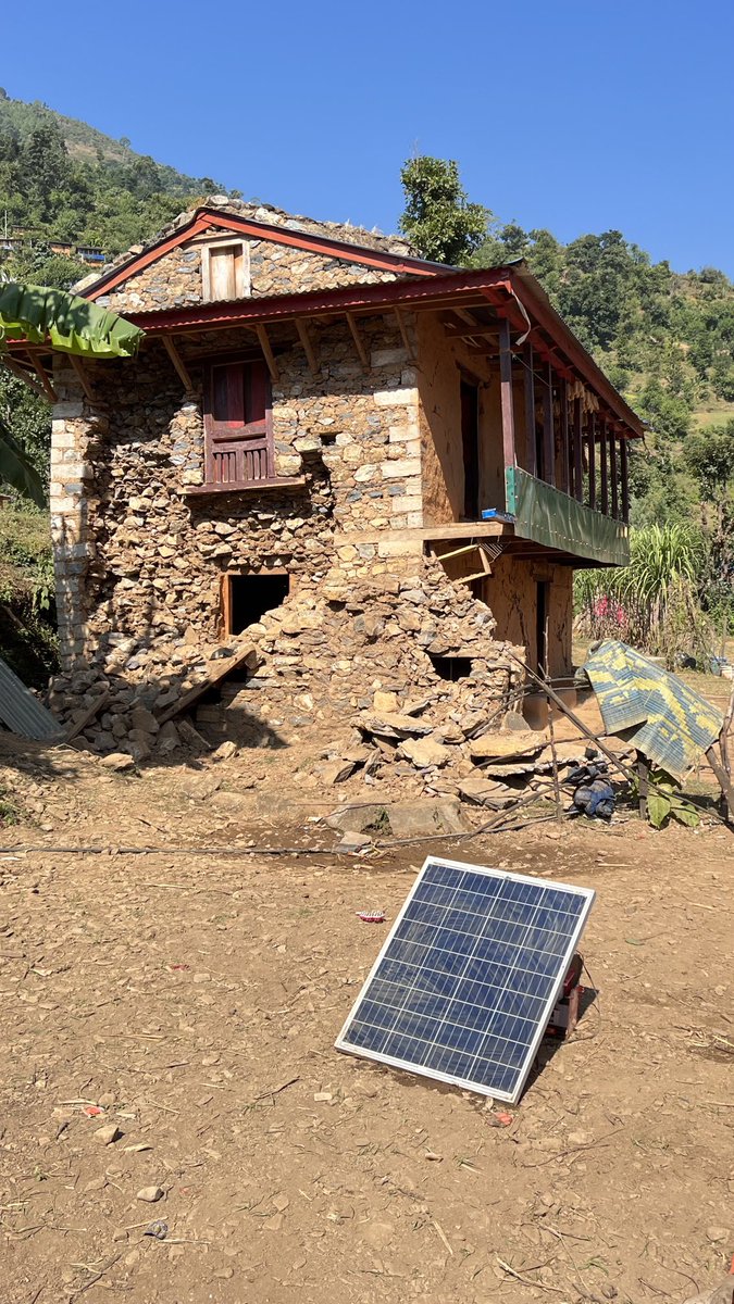 grpokharel's tweet image. ७२को भुकम्पपछि शहरी विकास मन्त्रालय,प्रदेश र स्थानीय सरकारले सिकर्मी डकर्मीको तालिममा घरको गार्हो लगाउदा नस(पेटी) कस्न सिकाएको भए ६ महिना अगाडि १५ लाख र धेरै पसिना खर्च गरेर बनाएको यो घरधनि अहिले पालमा बस्नुपर्ने थिएन! अब डोजरले बाटो बनाउने भन्दा दक्ष सिकर्मी, डकर्मी बनाऔ पहिले