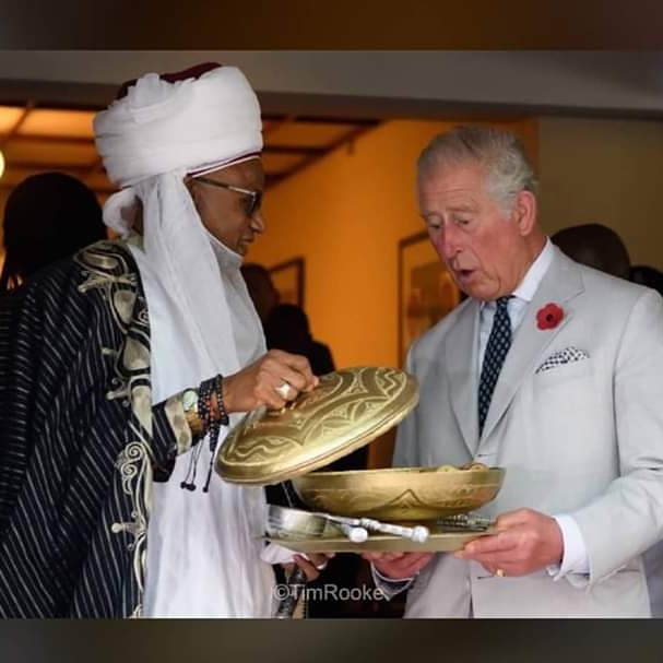 nupekotv's tweet photo. HRH Alh. (Dr) Abubakar Yahaya, Etsu Nupe, CFR presenting Bida glasswork (Masaga) to Prince Charles during his visit to Nigeria in November 2018.
#Nupe #NupekoTv #Bida #Lafiagi https://t.co/VVbsl5RTRl