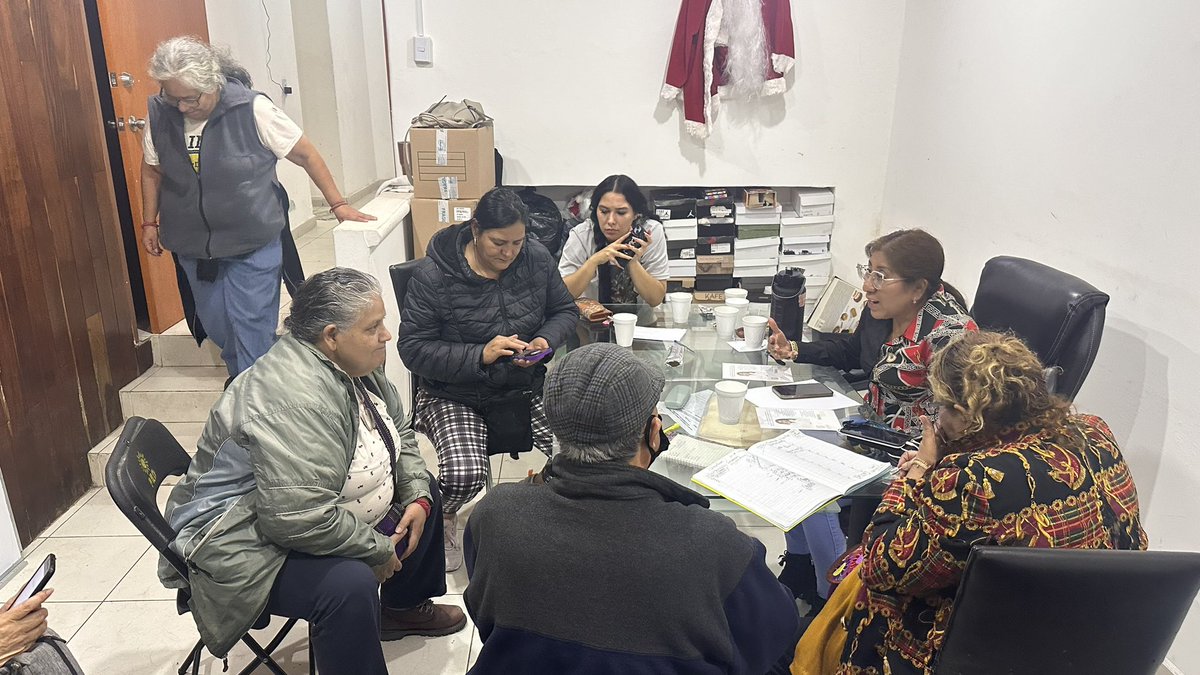 Diianaperez69's tweet photo. Continuamos con nuestras pláticas de empoderamiento con nuestras compañeras, reafirmando nuestro compromiso con la ciudadanía, con nuestras compañeras de Azcapotzalco y Cuauhtémoc, hay proyecto y ruta rumbo al 2024 #SomosMujeresXingonas #EquipoLobo #SomosPRD https://t.co/qH2aUFOjCe