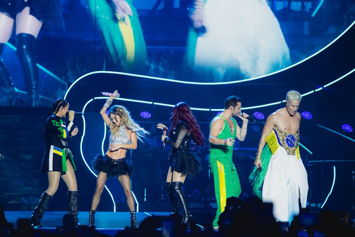rbdmaniaco's tweet photo. Novas fotos do RBD no primeiro show do Brasil no Rio de Janeiro 🇧🇷 #SoyRebeldeTour  https://t.co/Qlx4nJ9RVt