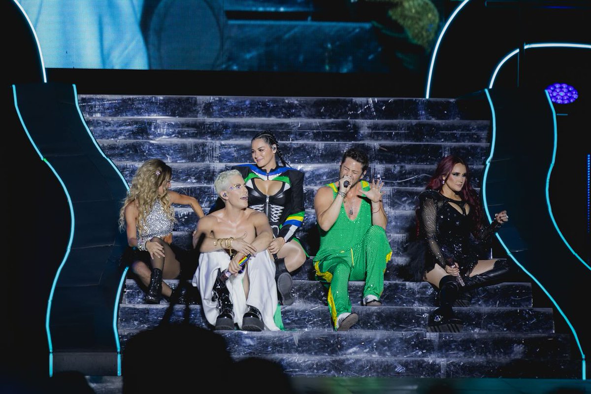 rbdmaniaco's tweet photo. Novas fotos do RBD no primeiro show do Brasil no Rio de Janeiro 🇧🇷 #SoyRebeldeTour  https://t.co/Qlx4nJ9RVt