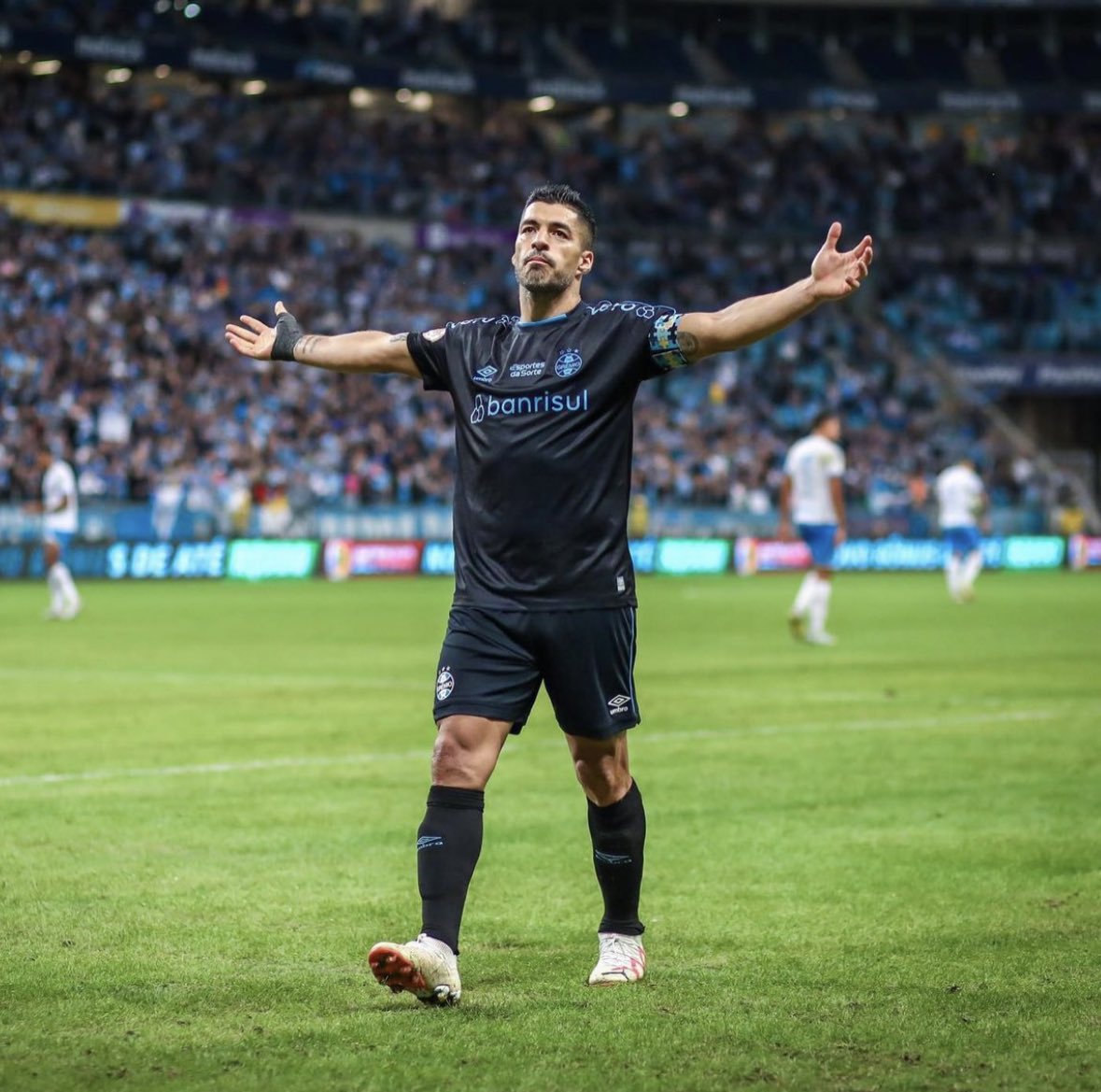 🇺🇾 Gremio were losing 3-1 vs Botafogo… then Luis Suárez scores an incredible hat-trick in just 14 minutes.

…and Inter Miami are waiting for him as new signing for 2024. 👚🔫
