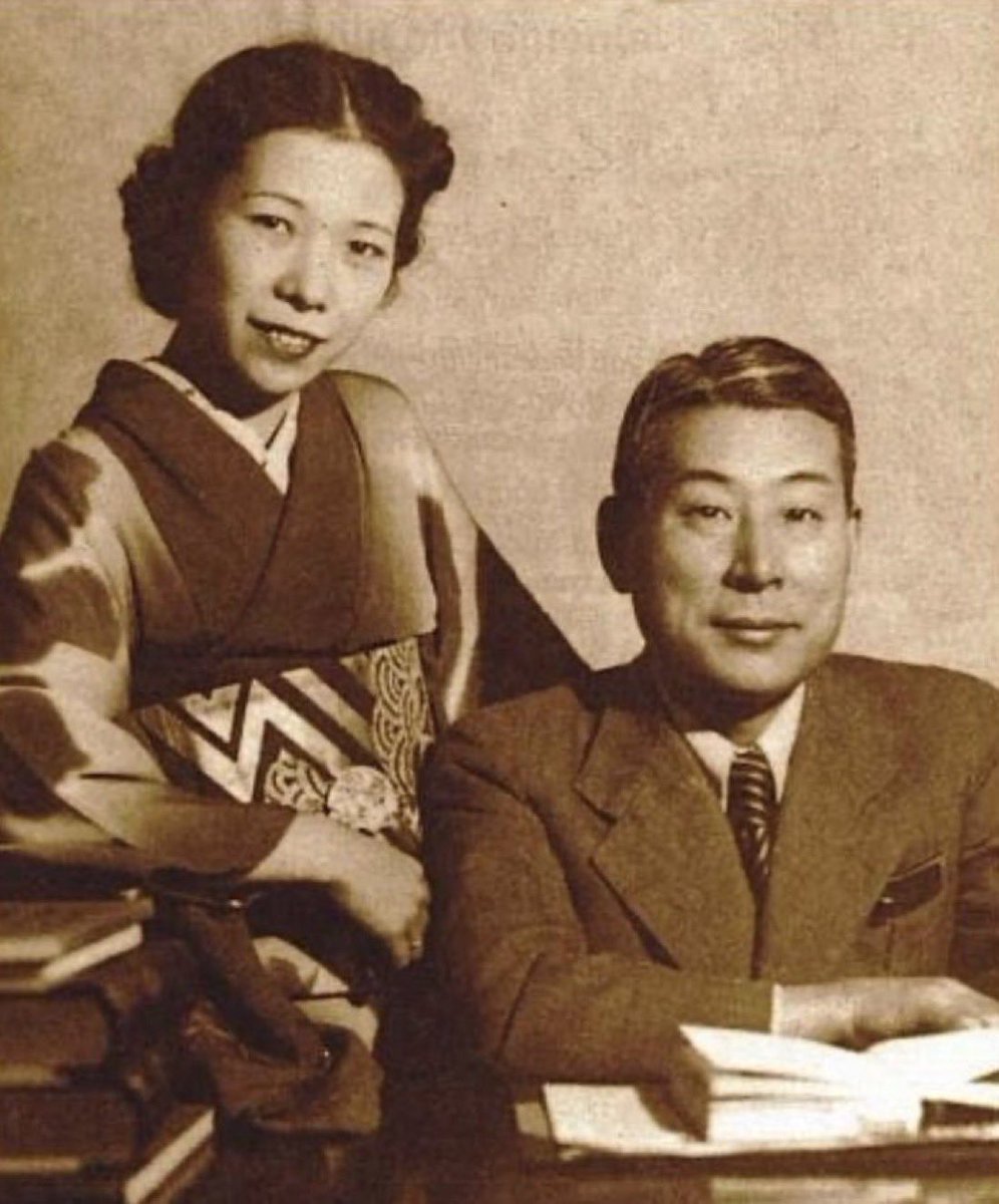timecaptales's tweet image. This is Japanese diplomat Chiune Sugihara and his wife Yukiko. They spent 18-20 hours a day writing and signing transit visas by hand in Lithuania for thousands of Jews for 29 days from July 31 to August 28, 1940.

Yukiko described their last days in Lithuania: "He was so…
