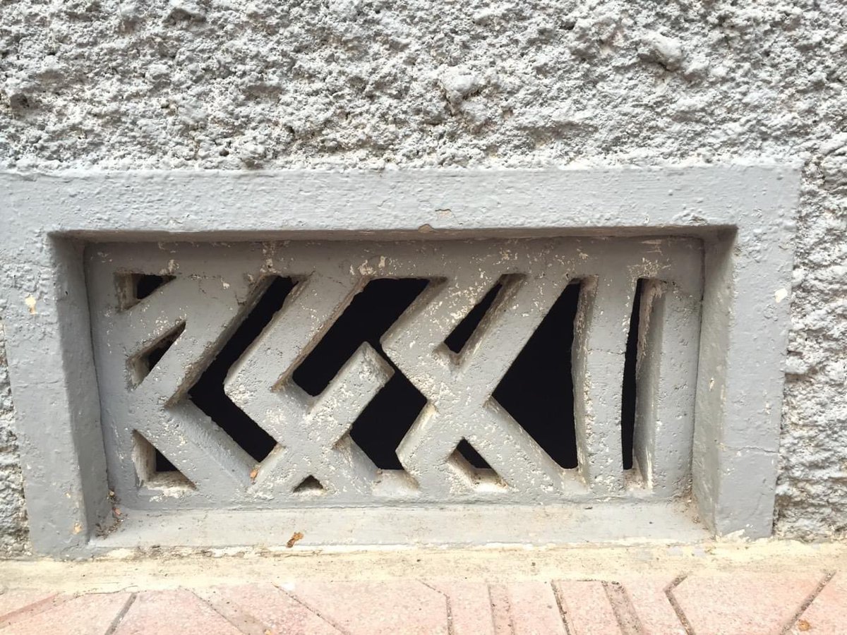 ขออนุญาต Debunk ด่วน #เกียมอุดม

1. ตึก 2 3 มีห้องใต้ดินจริง แต่ไม่เชื่อมกัน และไม่ใช่หลุมหลบภัย (จำไม่ได้ว่าตึก 1 มีมั้ย)

2. จริง ๆ คือห้องเก็บของ ที่ตึก 2 คือเอาไว้เก็บของที่จะใช้แสดงใด ๆ ที่ห้อง 111

3. รูระบายอากาศ คือเลข 2481 ปีที่สร้างตึก และทำให้น้ำไหลเข้าไปขังอยู่ในนั้น