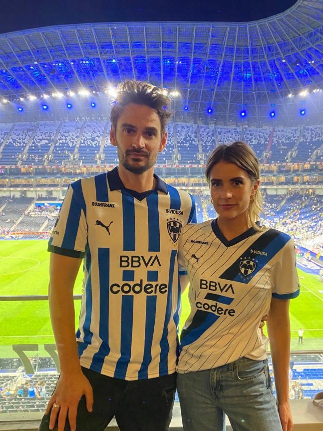 Rayados's tweet photo. ¡Visita de lujo!🏟️🙌🏼

Dan Lancaster, de @museband; Paulina Villarreal, de @TheWarningBand2; y Beto Ramos, de @Jumbo_Mx; estuvieron en el Estadio BBVA apoyándonos en nuestro triunfo contra Santos de este miércoles.👏🏼🙌🏼

¡Gracias por acompañarnos!💙 https://t.co/5yj2vQ4cjY