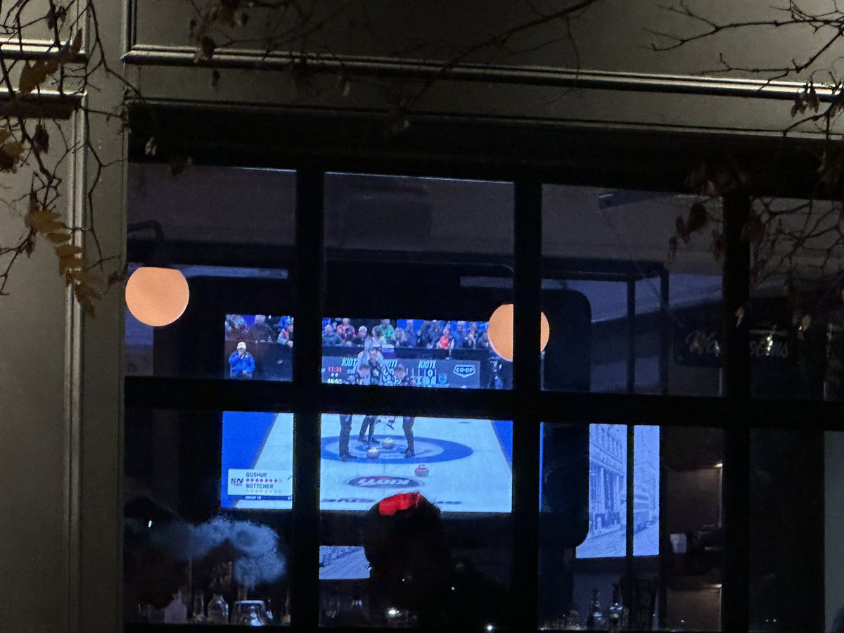 Devin_Heroux's tweet image. A Toronto establishment. 

With @grandslamcurl 🥌 on. Warms my granite heart. 

Bottcher leads Gushue 2-0 in the fifth end. Gushue has hammer. #cbccurl